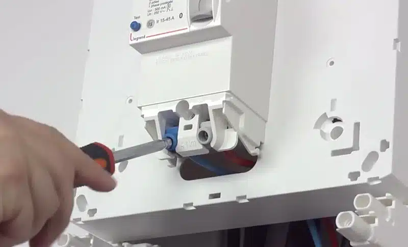 Comment choisir le bon équipement pour un raccordement électrique sécurisé