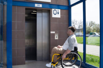 Ascenseur extérieur pour particuliers : ce qu'il faut savoir avant de se lancer