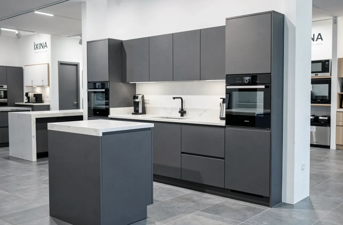 Cuisine Ixina exposée à Annemasse avec cabinetry gris anthracite satiné et plan de travail en pierre blanche