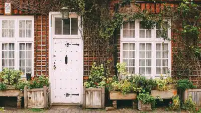 La porte d'entrée en bois : une menuiserie offrant un large choix aujourd'hui