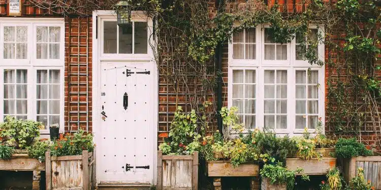 La porte d'entrée en bois : une menuiserie offrant un large choix aujourd'hui