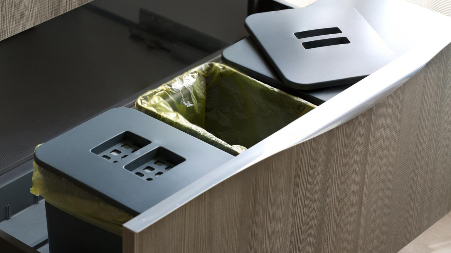 Le tri devient facile avec une poubelle encastrable à compartiments